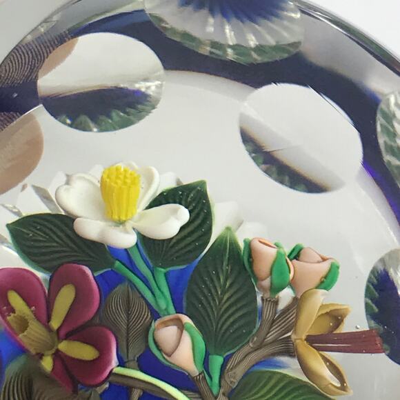 Perthshire 1993G Three-Dimensional Bouquet Lampwork Flower Faceted Paperweight - Picture 13 of 13
